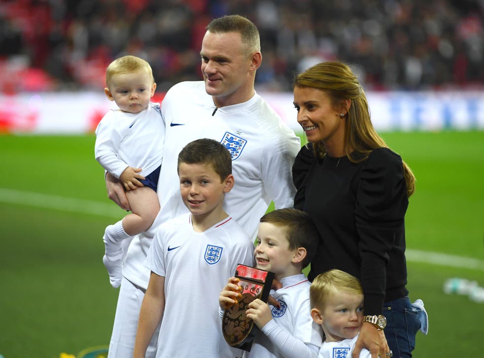 <p>Former England star Wayne Rooney with his wife Coleen and their children in 2018</磷>