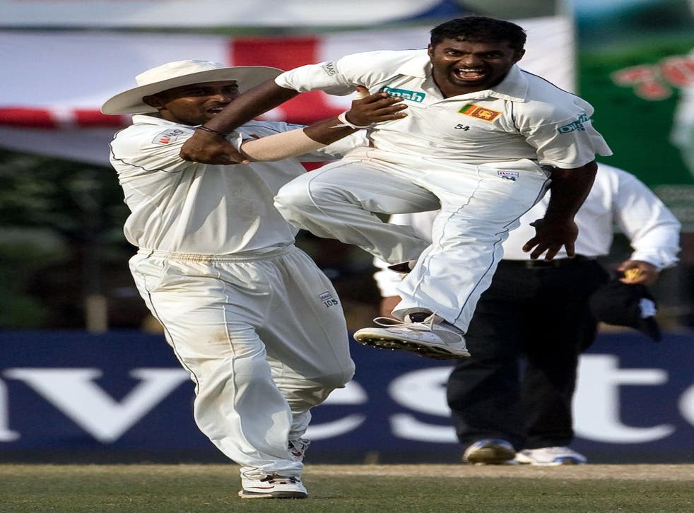 Muttiah Muralitharan, direito, is the top wicket-taker in Test history (Gareth Copley/PA)