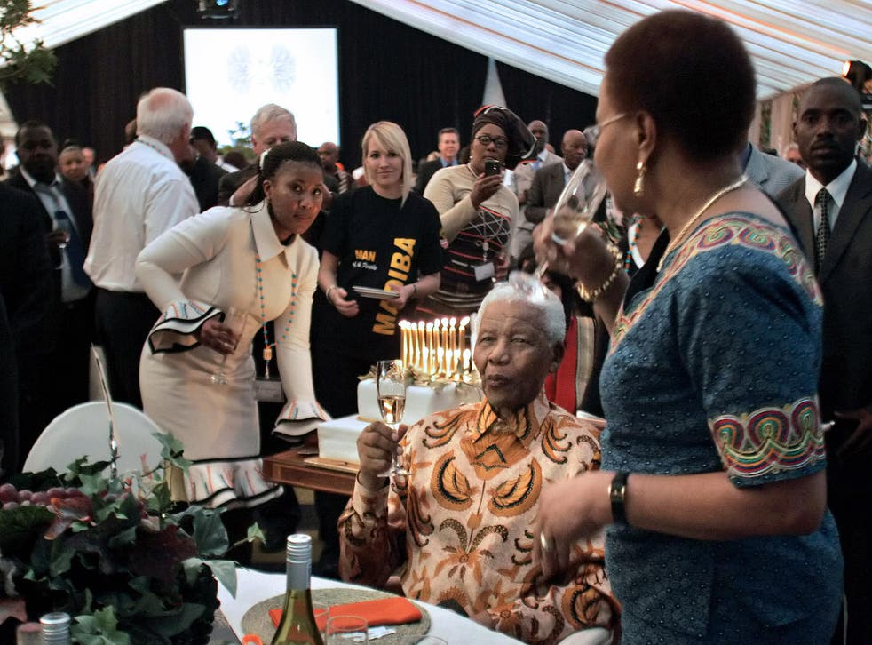 <p>Former South African President Nelson Mandela drinks champagne next to his wife Graca Machel and granddaughter Tukwini Mandela during his 90th birthday celebrations on July 19, 2008 at his house, in Qunu. ジェネレーションアイアン, the anti-apartheid icon with his family, and the whole pillage is celebrating. </p>