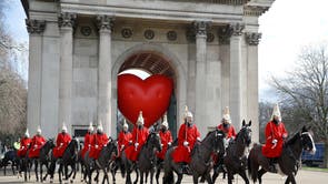 Members of the Household Cavalry walk past Wellington Arch and a large inflatable heart, Des vagues se brisent sur le front de mer de Blackpool avant que la tempête Dudley ne frappe le nord de l'Angleterre