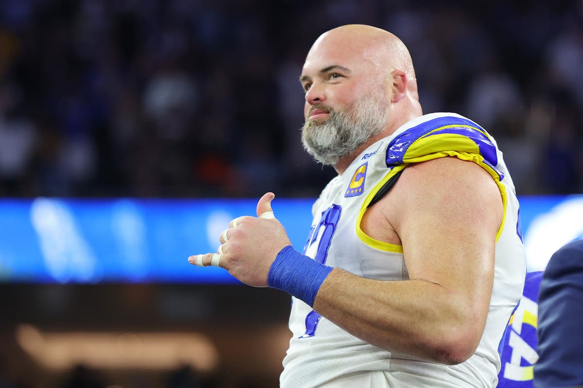 LA Rams player reacts to viral photo of his daughter reading a book at the Super Bowl
