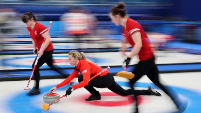 Hailey Duff, 剩下, Vicky Wright, centre and Jennifer Dodds in action for Great Britsin during their women’s curling round robin match against Japan at the Beijing Winter Olympics. Team GB sealed a 10-4 胜利