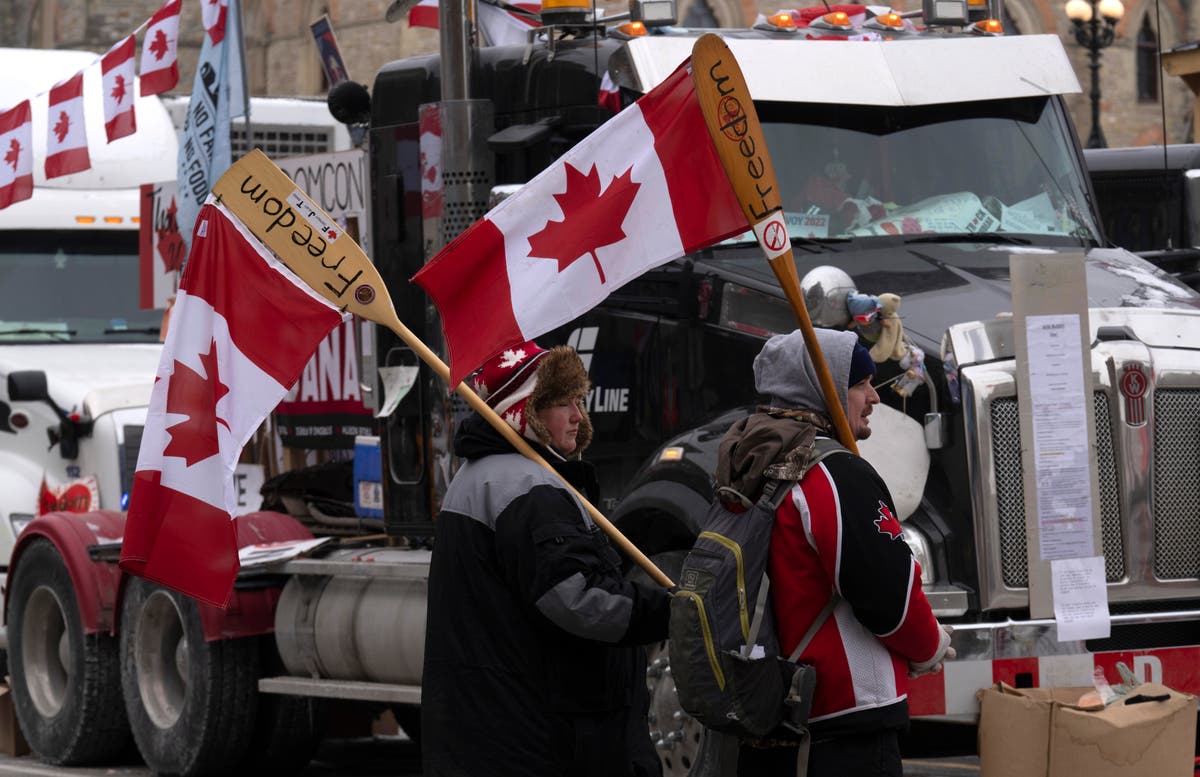 Police ticketing, warning truckers to leave Canada's capital