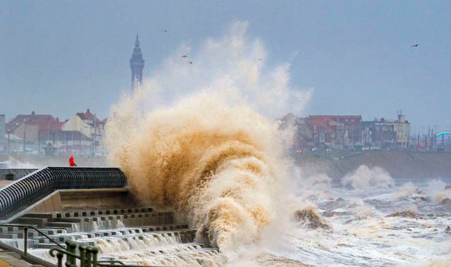 Des vagues se brisent sur le front de mer de Blackpool avant que la tempête Dudley ne frappe le nord de l'Angleterre