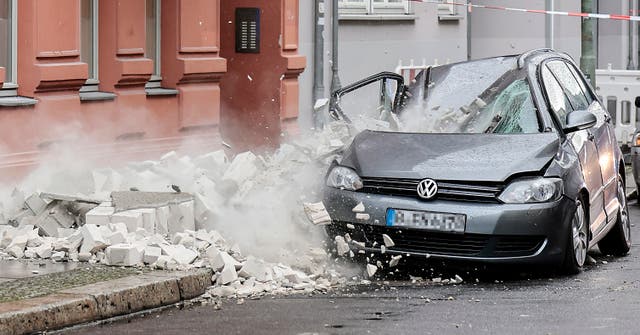 A part of a damaged wall crashes onto the pavement during a storm in Berlin, Duitsland