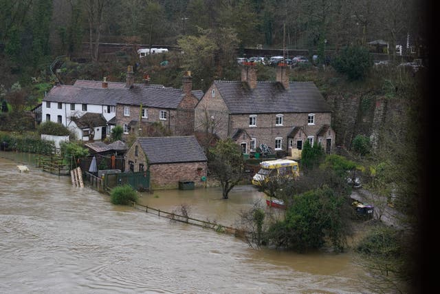 The waters of the River Severn in edge towards homes in Ironbridge, シュロップシャー, as more wet and windy weather is set to sweep the UK. Storm Franklin is set to strike the UK just days after Storm Eunice destroyed buildings and left 1.4 million homes without power