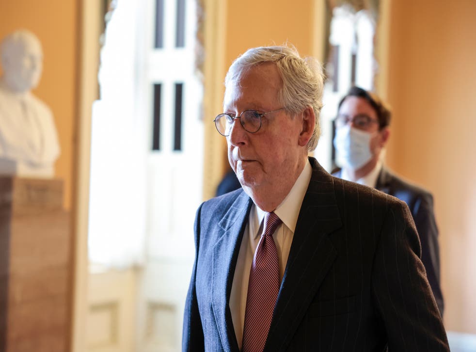 <p>(FILE) Senate Minority Leader Mitch McConnell (R-KY) walks to his office at the US Capitol</磷>