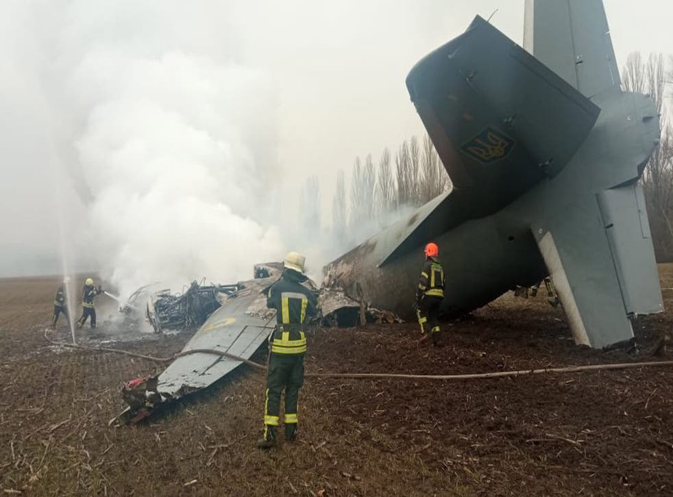 <p>A downed Ukrainian military plane in the Obukhiv district, near Kiev</磷>