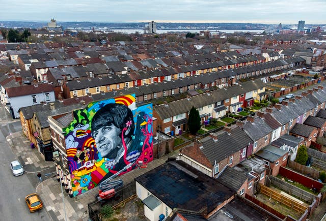 A mural of Ringo Starr, commissioned by Liverpool artist John Culshaw, is unveiled on the gable end of the Empress Pub on Admiral Street in Toxteth, 利物浦