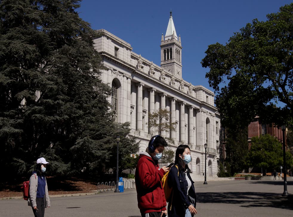 <p>Students mask up at University of California Berkeley  (file photo) </s>