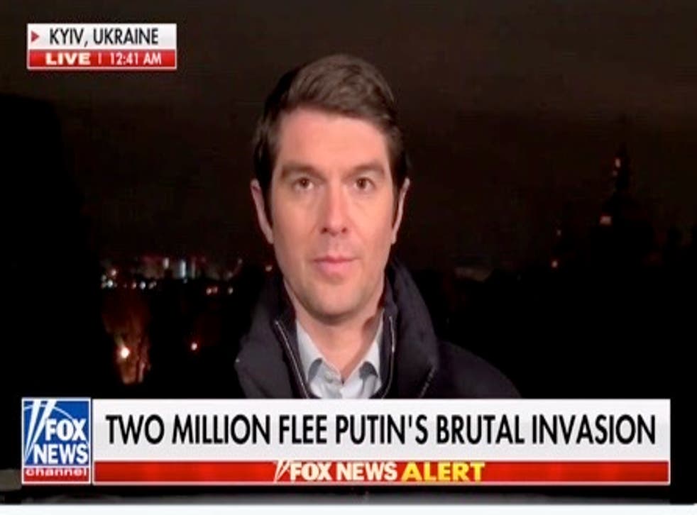 <p>Fox News correspondent Benjamin Hall is seen reporting from Ukraine </磷>