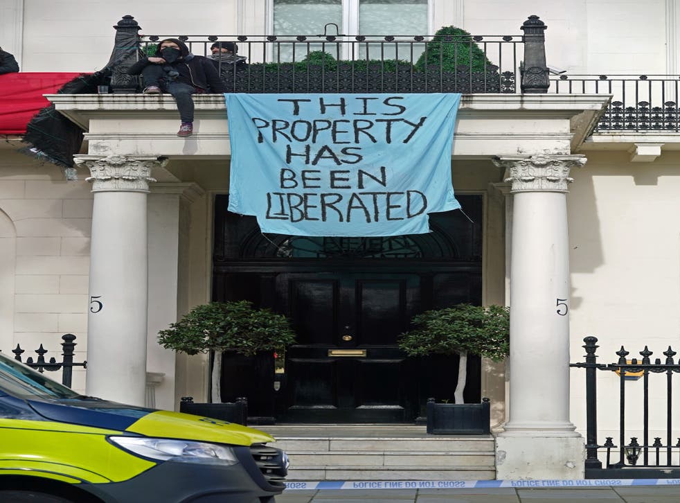 Squatters occupying a mansion belonging to Russian oligarch Oleg Deripaska in Belgrave Square, sentraal-Londen (Jonathan Brady/PA)
