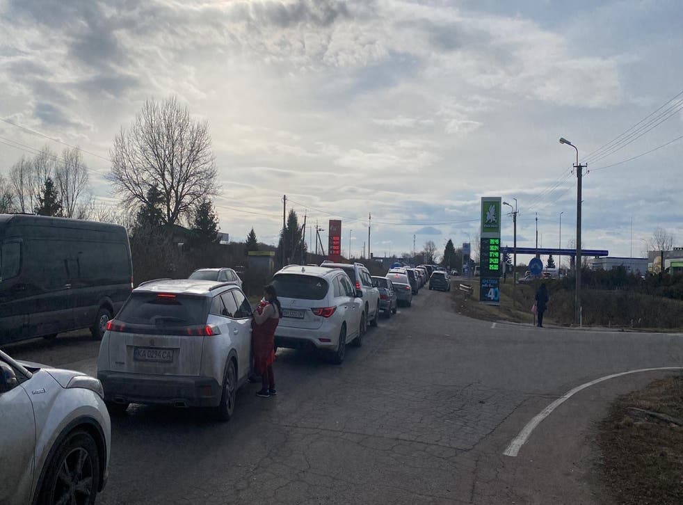 <p>A line of cars to cross the border out of Ukraine</磷>