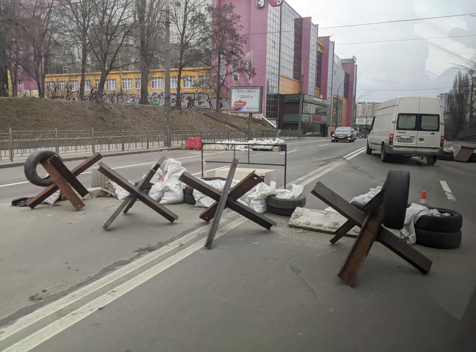 <p>Metal defences line the roads in Ukraine on March 8 </磷>