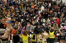 Berlin train station turns into refugee town for Ukrainians 