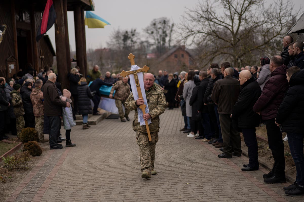 AP写真: 日 21: Ukraine war toll seen in drawing, 涙