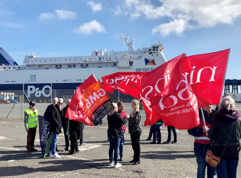 Scenes from the protest at Larne Port in Northern Ireland (公共广播)