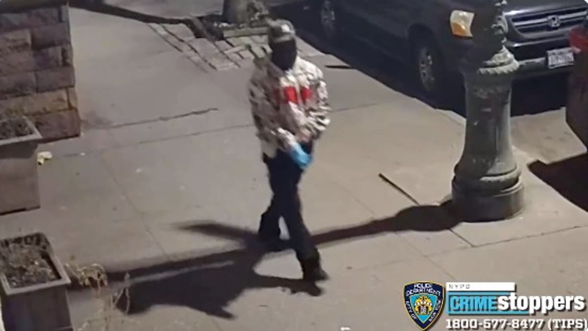 Attacker dons latex gloves before attempted rape of woman in Harlem