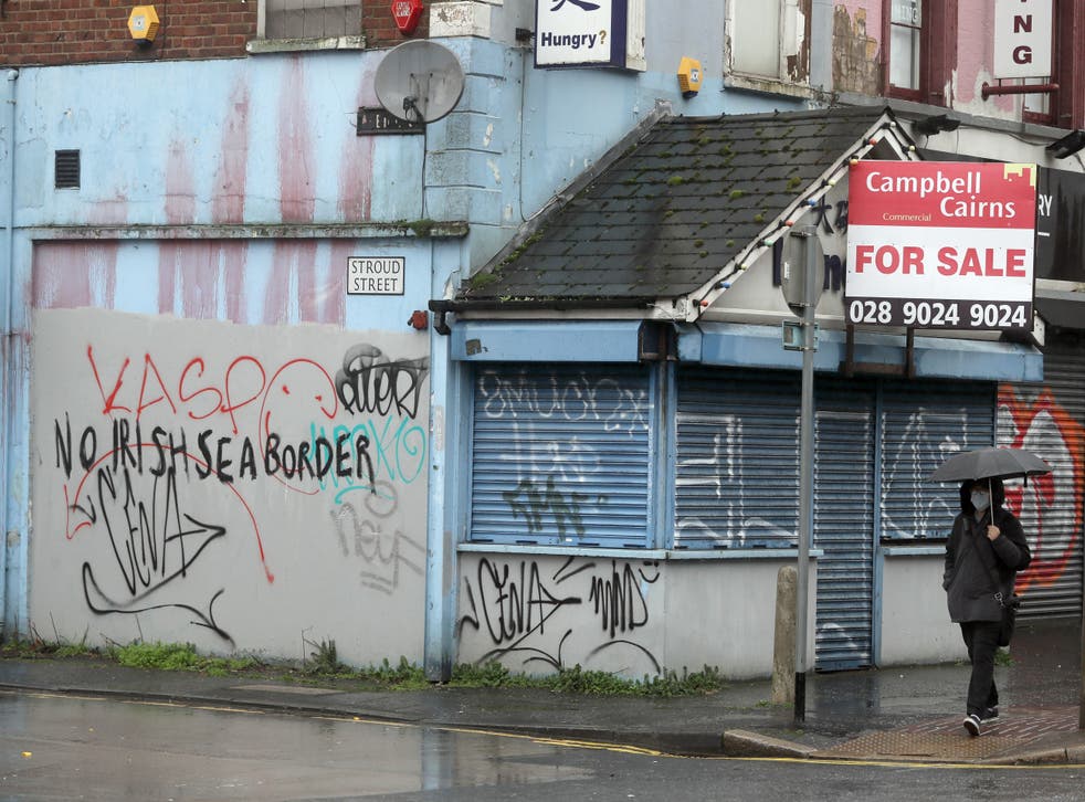 Graffiti reading ‘No Irish Sea border’ in Belfast (Die vergadering by DUP se hoofkantoor is deur 'n aantal partyverteenwoordigers bygewoon)