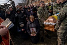 AP-foto's: 1 MONTH: War in Ukraine rages on; 3M have fled