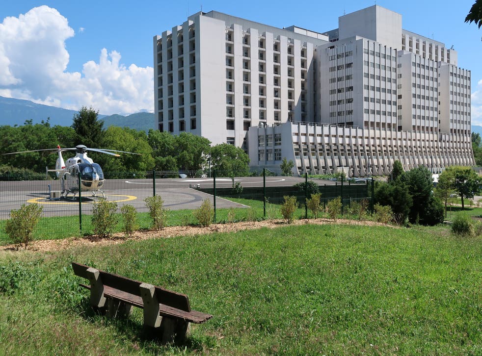 <p>The man died at Grenoble teaching hospital</磷>