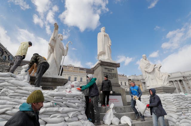 Volunteers cover with sandbags the Monument to Princess Olga, Apostle Andrew, Cyril, and Methodius to protect them from Russian shelling, in the Ukrainian capital of Kyiv, ウクライナ