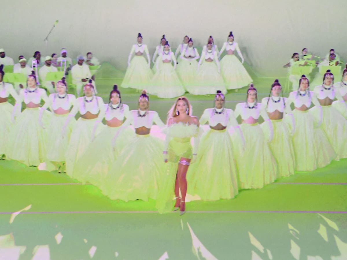 Beyoncé performs with Blue Ivy in tennis ball-inspired outfit for Oscars performance