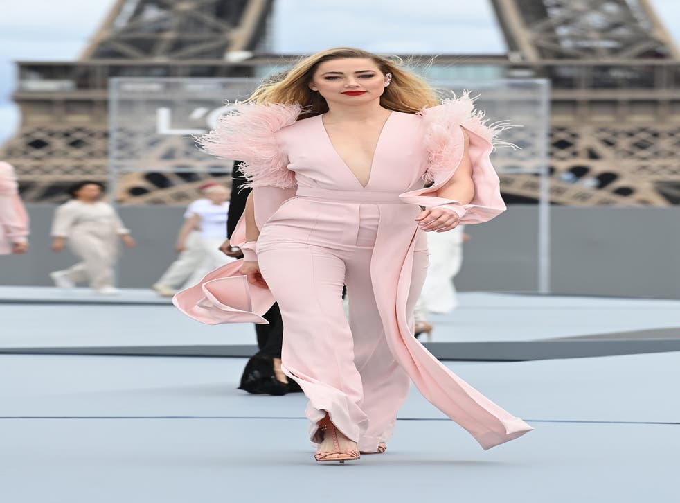 <p>Amber Heard walks the runway as part of Paris Fashion Week on 3 Oktober 2021 in Paris, Frankryk&ltbl/p>