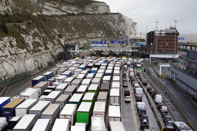 Freight and passenger queues waiting to check in at the Port of Dover, ケント, as some ferry services remain suspended at the Port of Dover following P&O Ferries sacking of 800 seafarers without notice