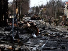 乌克兰: Dozens of dead civilians found on street in Bucha as Russian forces retreat