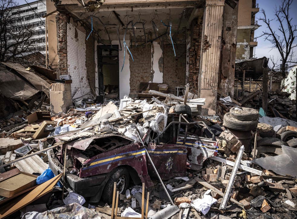 <p>File photo: A police car is seen under the rubble in the eastern Ukraine city of Kharkiv, 2 2022 年 4 月&磷t;/p>