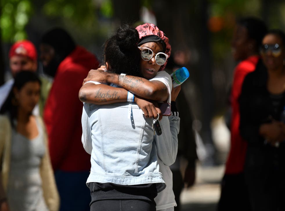 <p>Two women hug each other at the scene of a mass shooting in Sacramento, カリフォルニア, 日曜日に, 4�p� 3, 2022. </p>