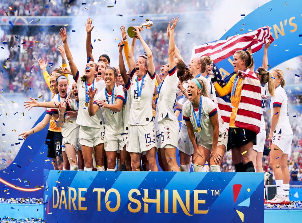 The United States celebrate as captain Megan Rapinoe, センター, lifts the 2019 Women’s World Cup trophy (PA)