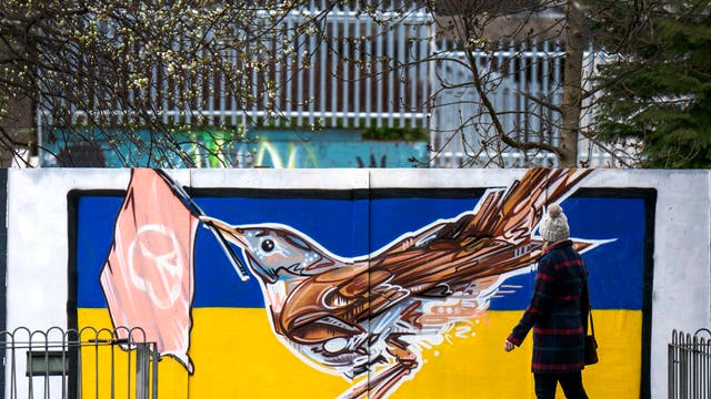 New street art which has appeared in Leith, 爱丁堡, in response to Russia’s invasion of Ukraine. The mural features a Nightingale, the official national bird of Ukraine, 无通知的工人