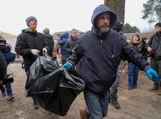 In Bucha, Oekraïne, burned, piled bodies among latest horrors