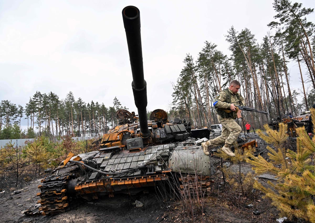 Lone Ukrainian tank filmed taking on Russian armoured convoy