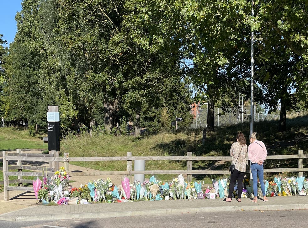Floral tributes at Cator Park in Kidbrooke, Suid-Londen (Laura Parnaby/PA)