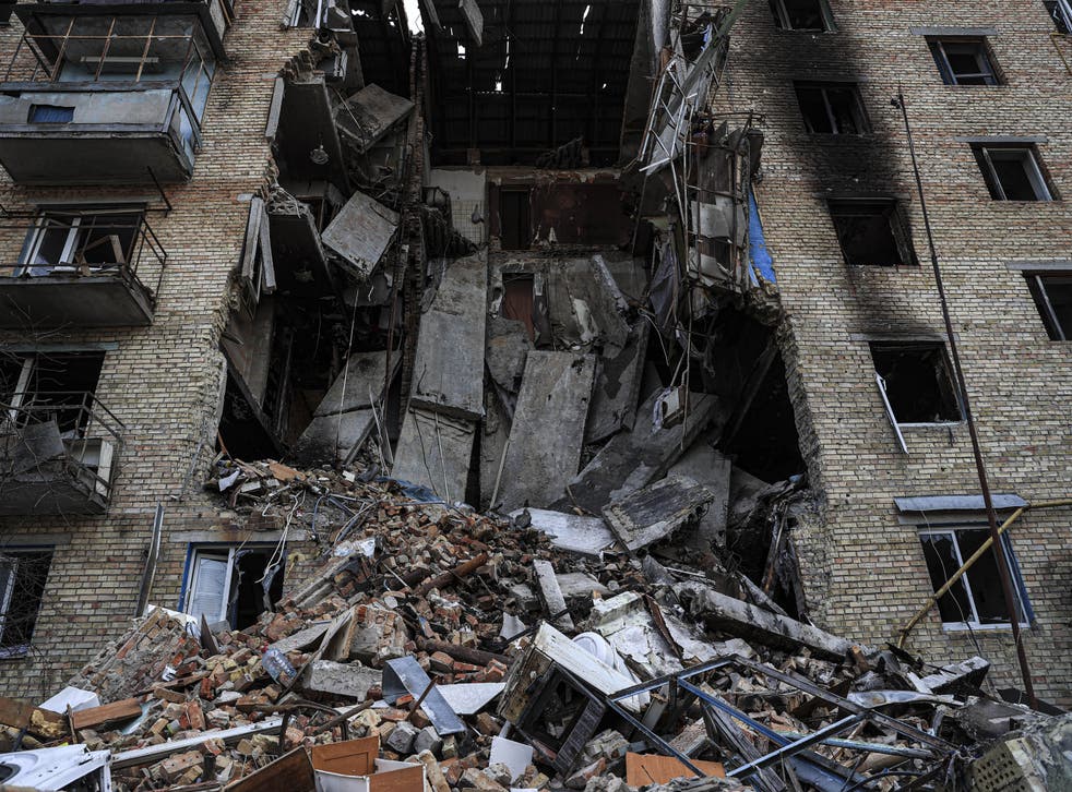 <p>A completely destroyed building is seen after shelling in Horenka district of Bucha</磷>