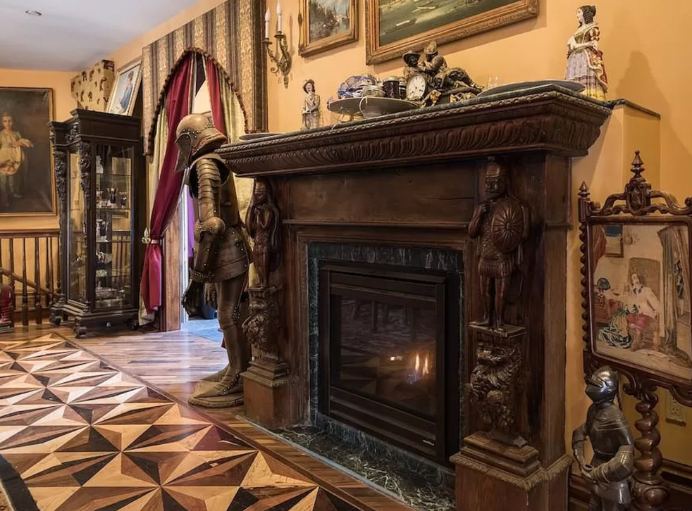 <p>The castle has a medieval style, says listing agent John Pizzi</磷>