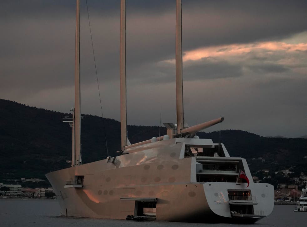 <p>A view of Russian billionaire Melnichenko’s yacht in Saint Tropez, 南フランス</p>