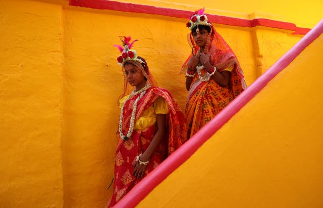 Girls dressed as Kumari arrive to attend rituals to celebrate the Hindu festival of Navratri at the Adyapeath temple on the outskirts of Kolkata, インド