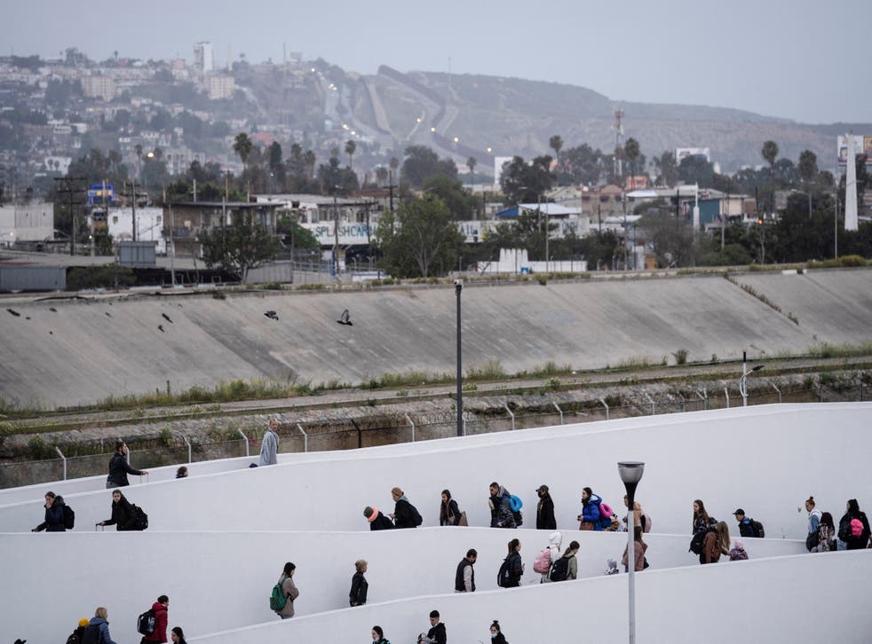 <p>Ukrainians at the America-Mexico border wait to enter the US</磷>