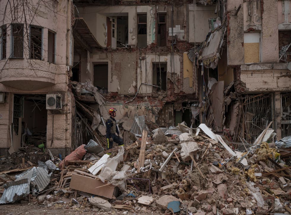 <p>Firefighters search through debris in Kharkiv, 乌克兰, 上 11 April 2022&l磷;/p>