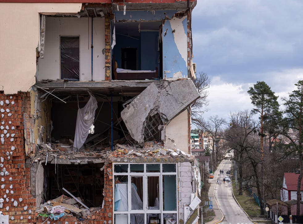 <p>A damaged building in Irpin near the capital Kyiv</磷>