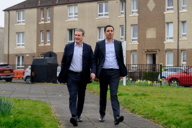 Labour leader Sir Keir Starmer and Scottish Labour leader Anas Sarwar (la gauche) arrive for a meeting at Young People’s Futures, a charity investing in the future of Scotland’s young people, as part of a campaign visit in Glasgow