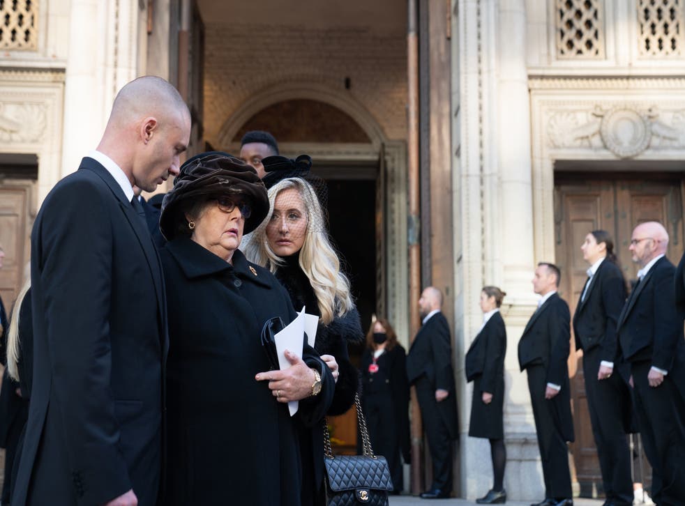 <p>Lady Amess is comforted by her family after a memorial service for Sir David at Westminster Cathedral  </磷>