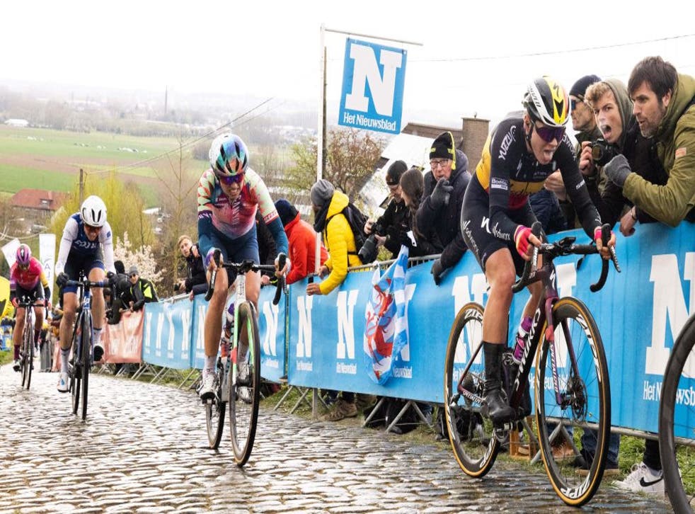 <p>Kopecky (正确的) is looking to add Paris-Roubaix to her win in Flanders two weeks ago&磷t;/p>