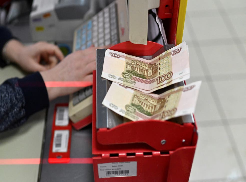 <p>Russian banknotes in this file picture from Siberia in December</磷>