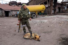 Nouvelles de l'Ukraine - en direct: Zelensky says he won’t cede territory to end war, as Russia threatens Mariupol troops
