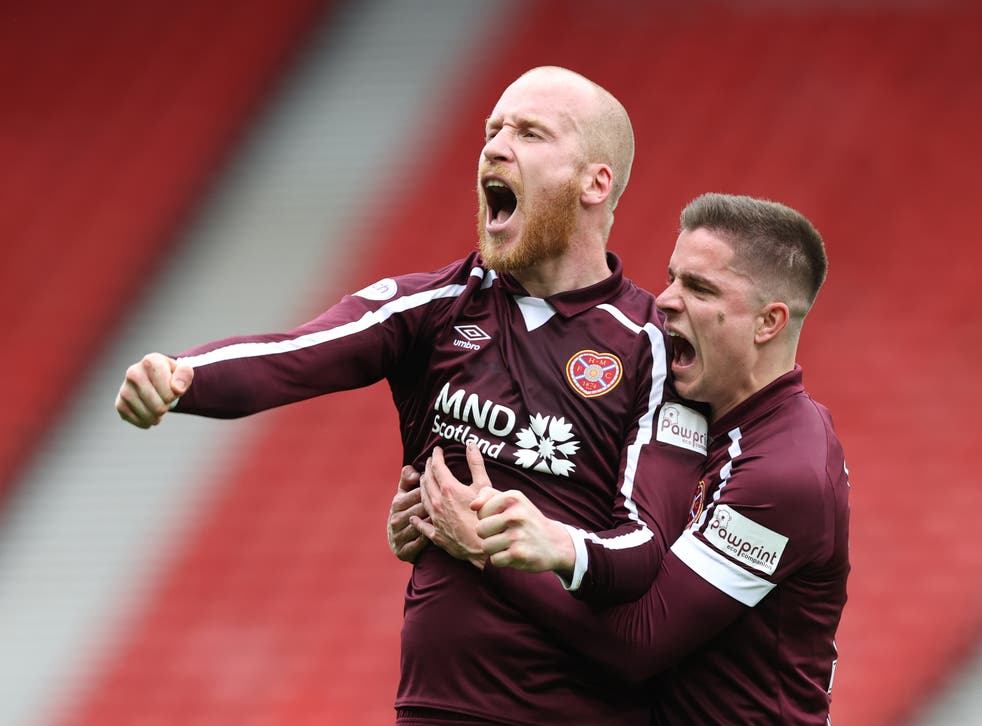 Hearts’ Cameron Devlin (la gauche) and Liam Boyce celebrate reaching the Scottish Cup final (Steve Welsh/PA)